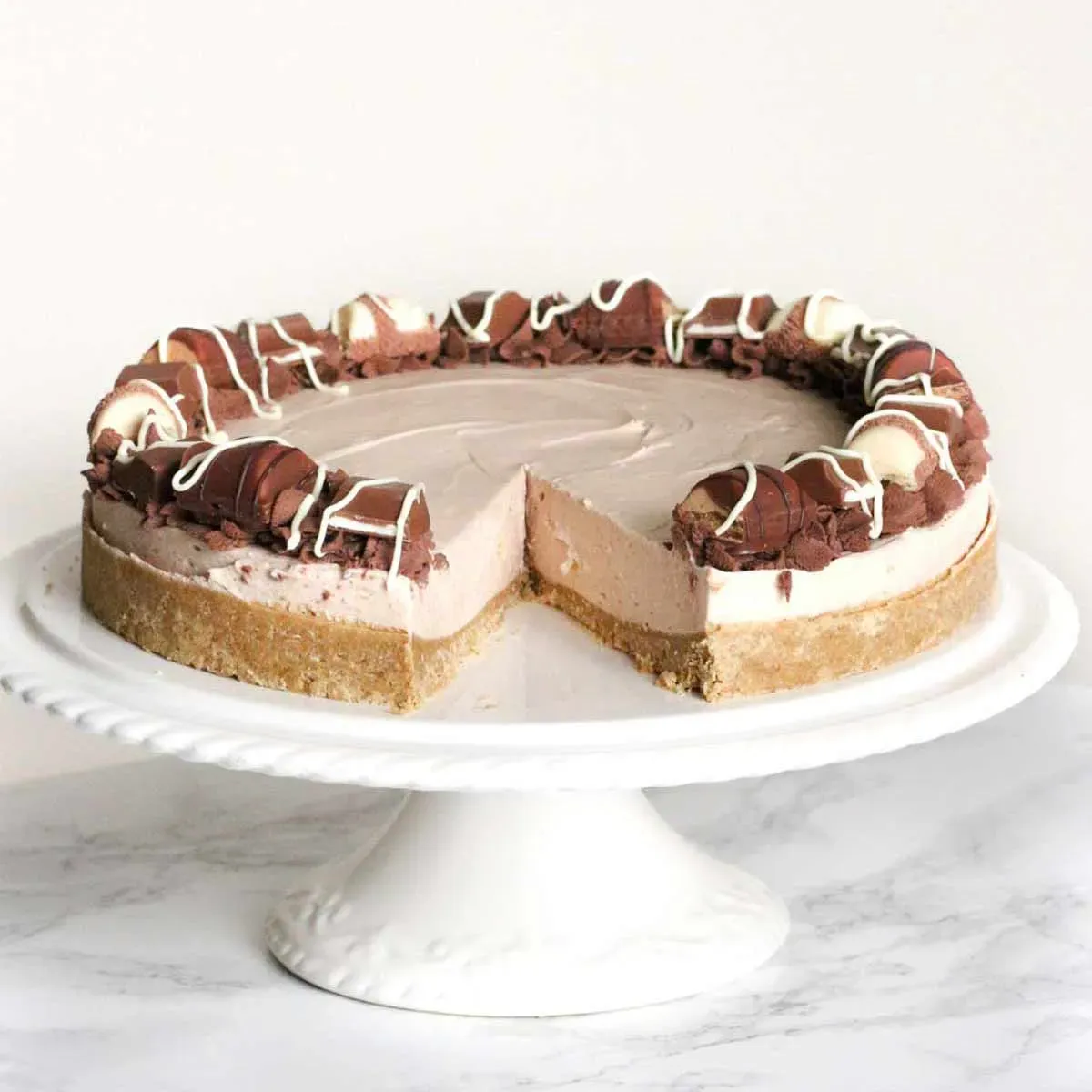 Finishing Strong: Decorating & Serving Your Cheese Cake Kinder Bueno