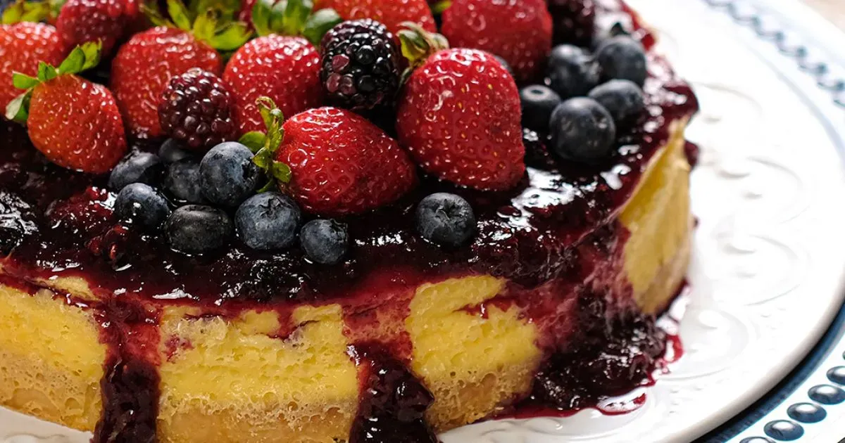 Making the Perfect Base for Your Cheesecake de Frutas Vermelhas